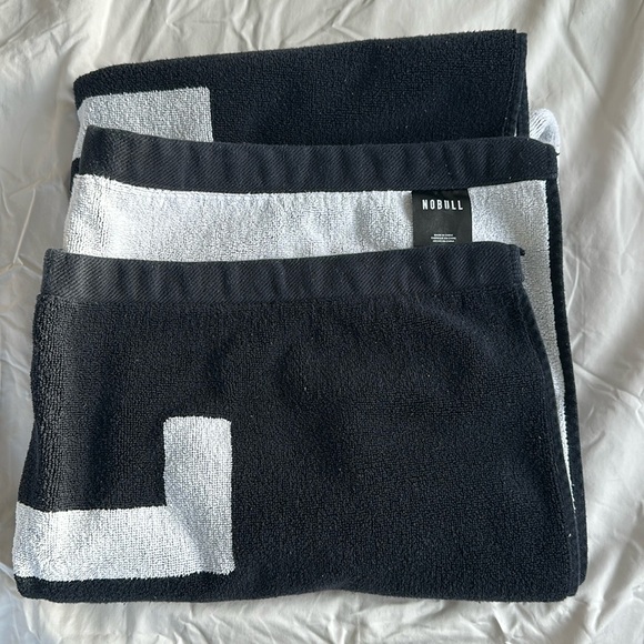 NOBULL full sized towel 27” x 54” - Picture 2 of 4